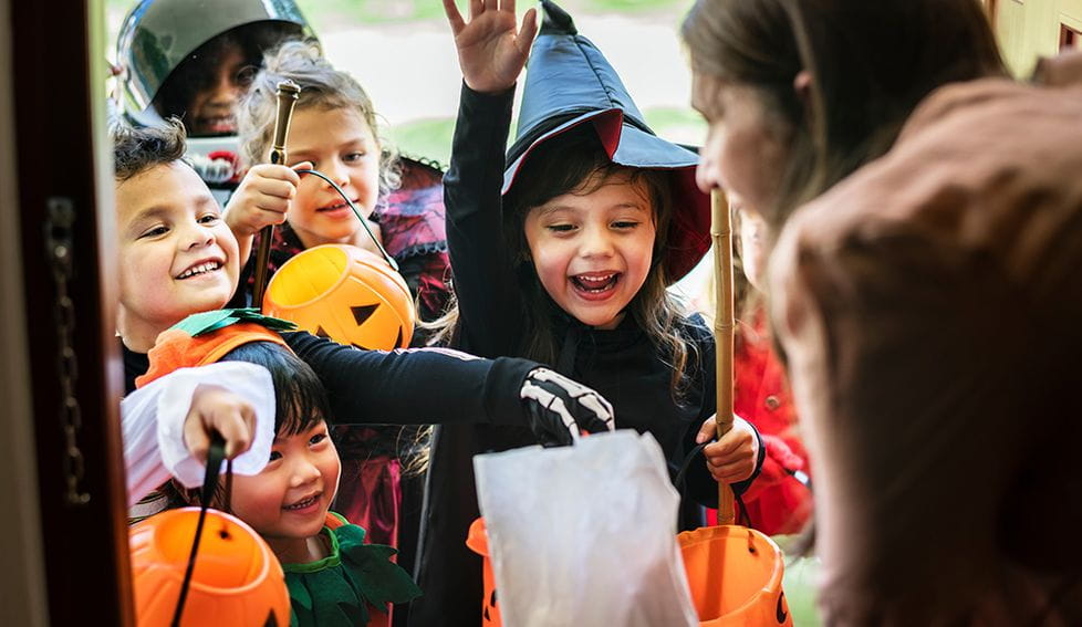 Der Halloween-Brauch, von Tür zu Tür zu gehen und "Süßes oder Saures" zu sagen, ist besonders bei Kindern beliebt