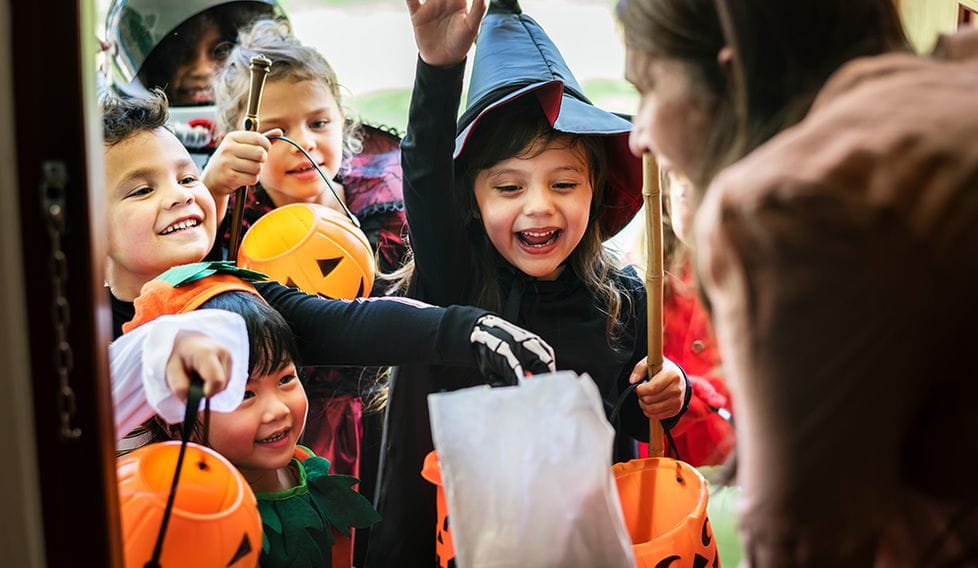 Der Halloween-Brauch, von Tür zu Tür zu gehen und "Süsses oder Saures" zu sagen, ist besonders bei Kindern beliebt