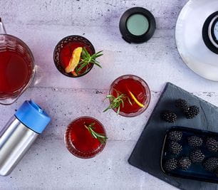 [Translate to pt-pt:] Blackberry and pear iced tea