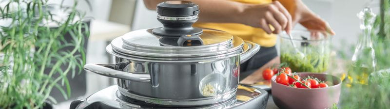 Le couvercle de cuisson à la vapeur EasyQuick convertit les casseroles AMC en cuiseur vapeur