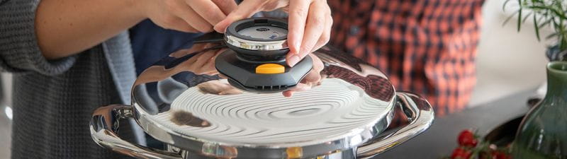La tapa de cocción rápida Secuquick softline transforma cualquier olla AMC en una olla de presión